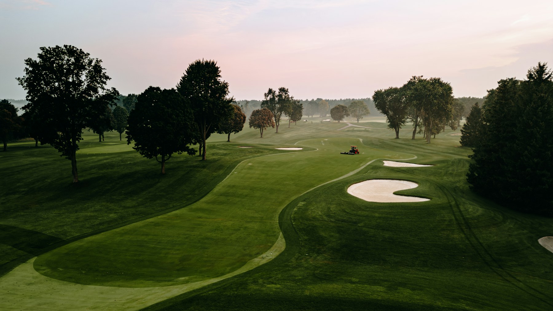 Illustrative golf course photograph; this is not a photograph of the proposed venue