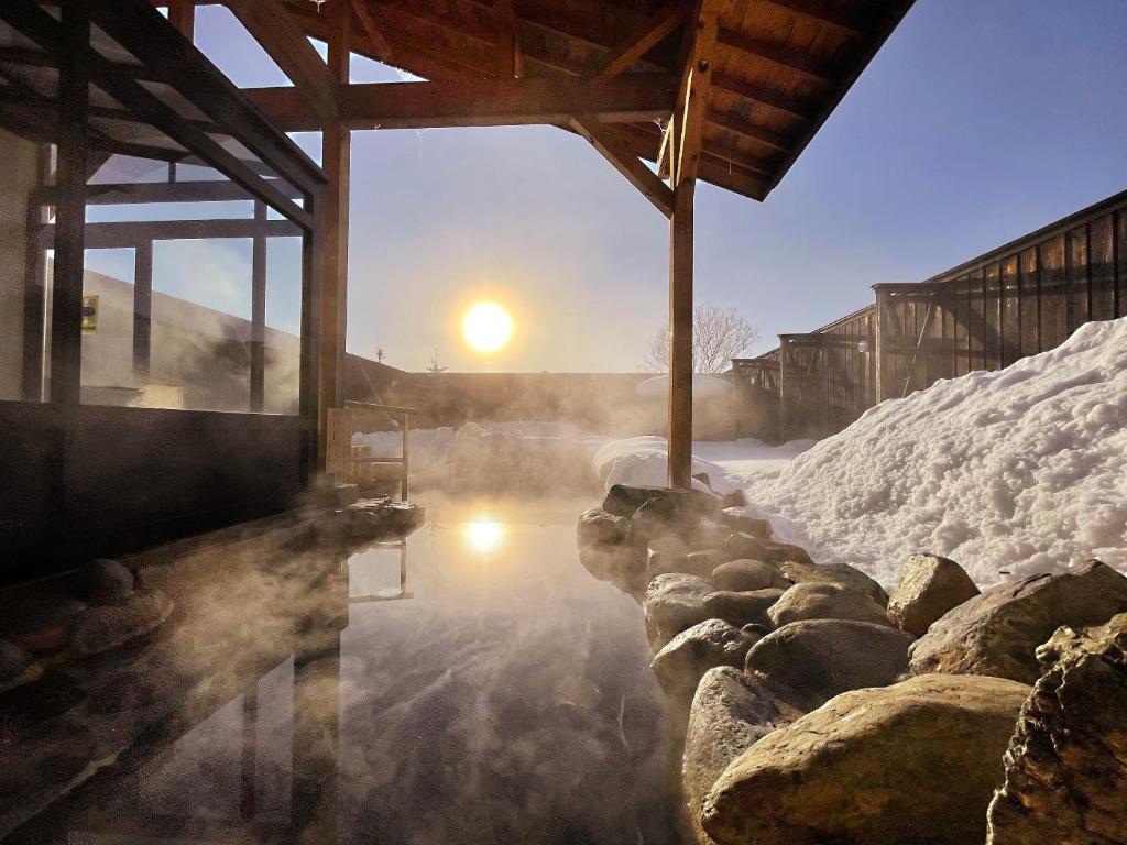 Snowy outdoor onsen in the Hakuba region; illustrative image, not a confirmed hotel facility